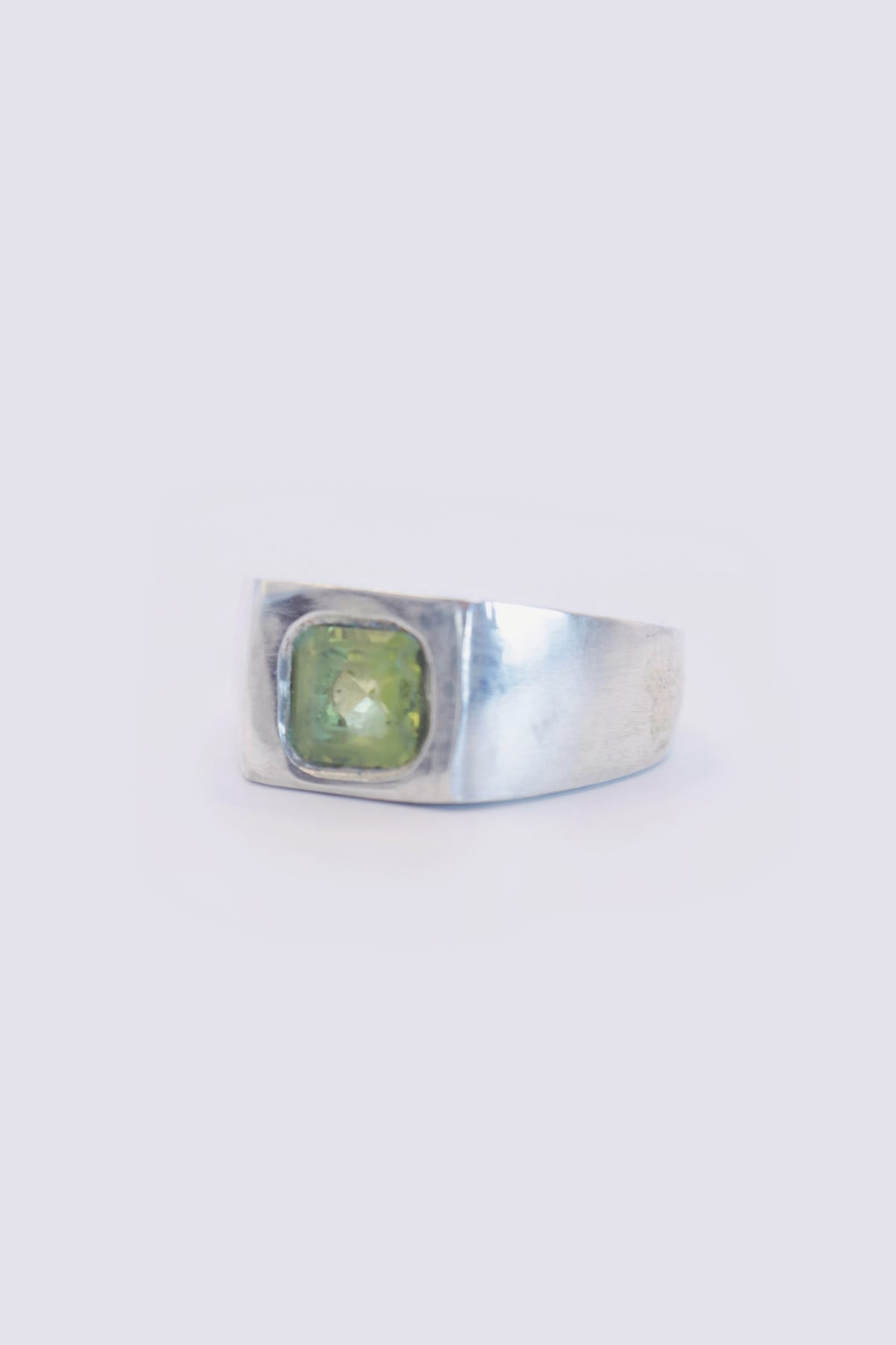 unique signet ring w/ peridot