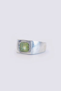 unique signet ring w/ peridot