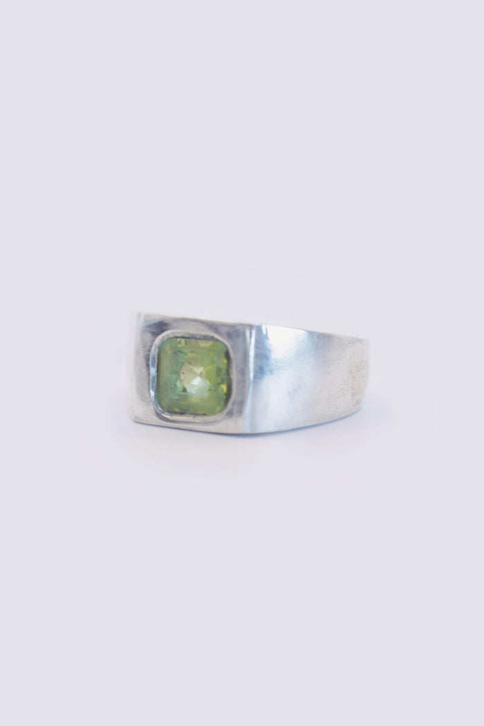 unique signet ring w/ peridot