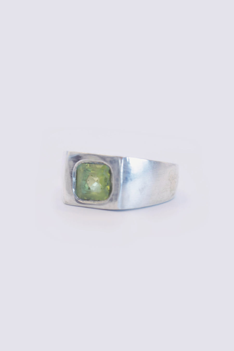 unique signet ring w/ peridot